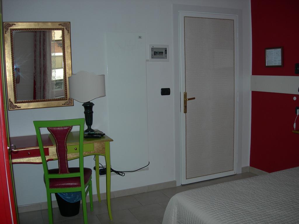 Hotel Due Spade Fidenza Bagian luar foto